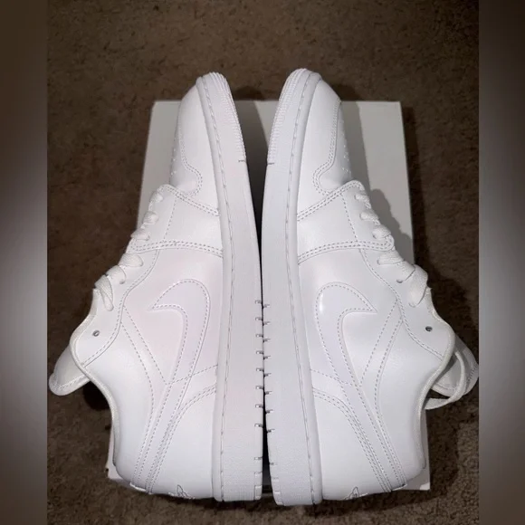 NIKE AIR JORDAN 1 Low Triple White Women's Sz 11 DV0990-111 (New in Box) - Picture 5 of 12